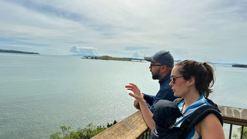 Blick auf die Inseln rund um Auckland von Mission Bay