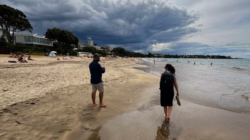 Spaziergang am Takapuna Beach