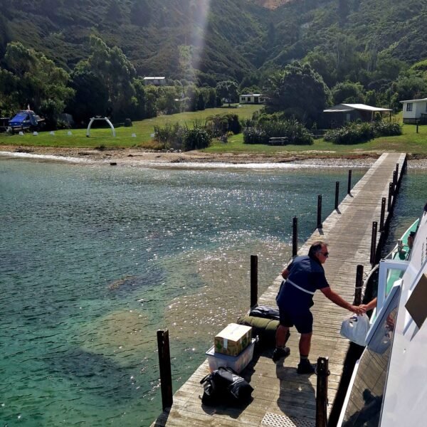 Unser Schiff liefert Pakete an Anwohner in entlegenen Gebieten des Queen Charlotte Sounds