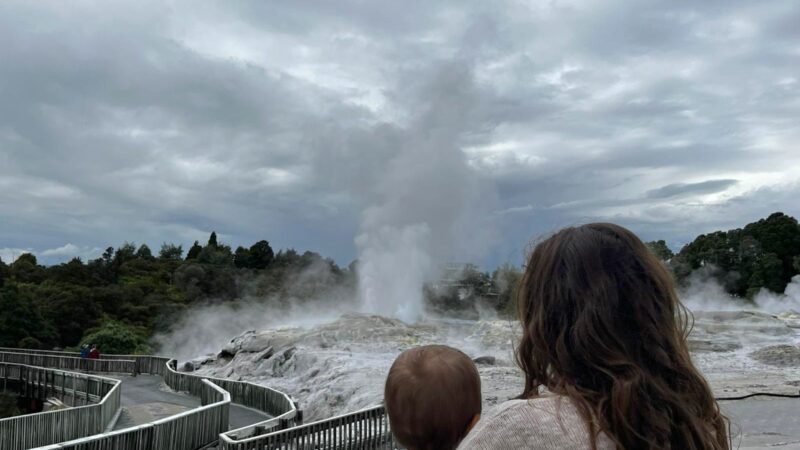 Der Pohutu-Geysir schießt in die Höhe