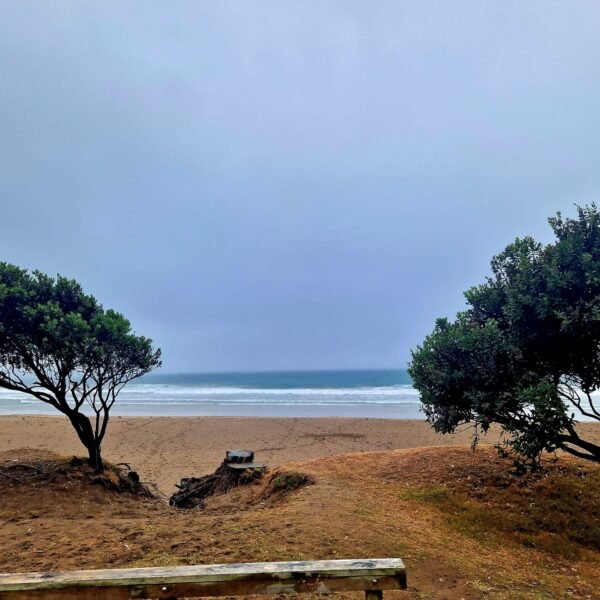 Wellen am Sandy Beach im Northland