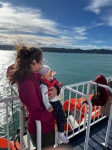 Fähre mit Baby in Neuseeland