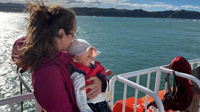Fähre mit Baby in Neuseeland