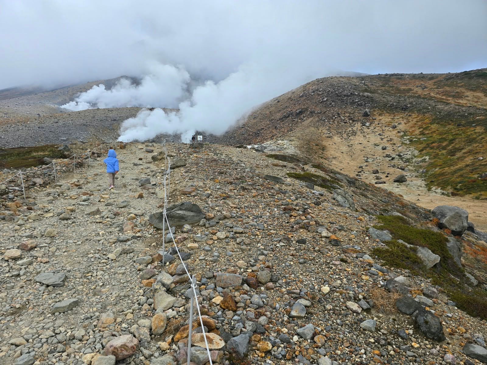 Vulkanlandschaft am Asahidake mit Baby